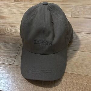 Roots hat, size M/L, like new